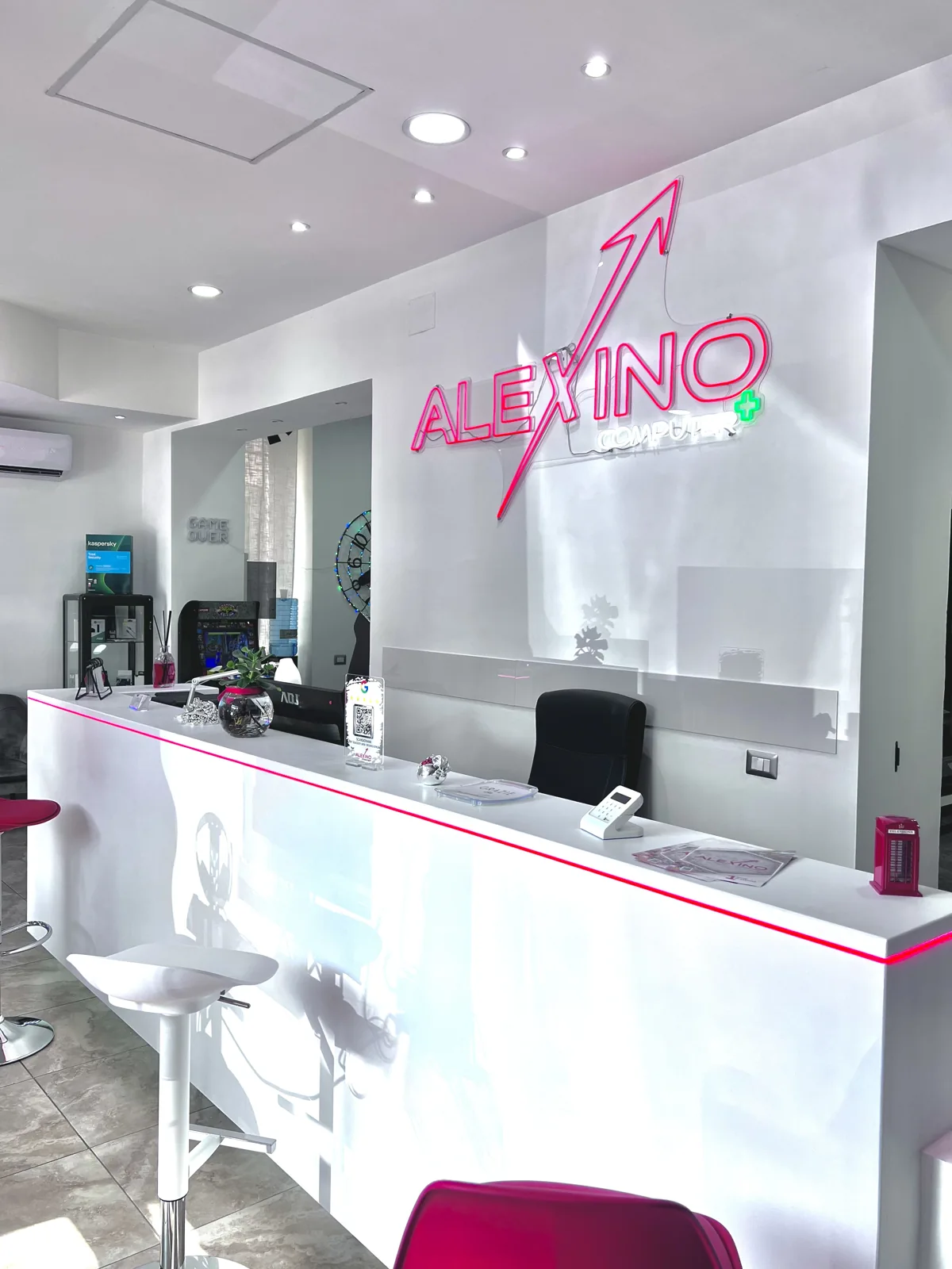 Interno del negozio Alexino a Ciampino, con banco bianco e insegna luminosa