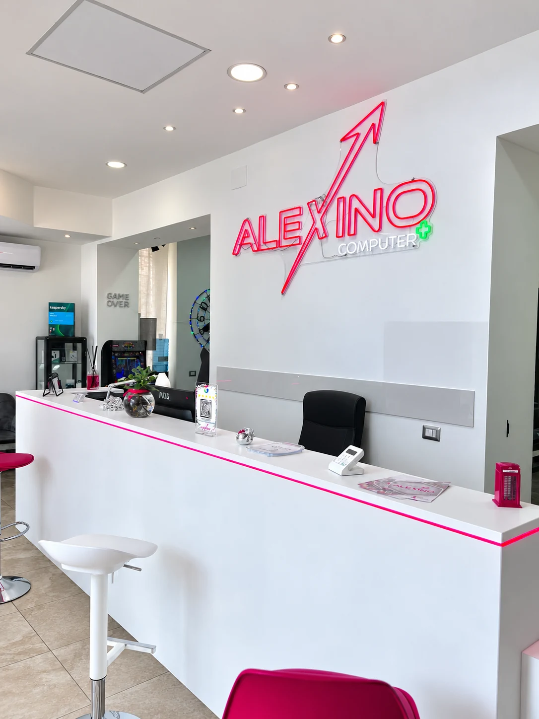 Banco di accoglienza e insegna luminosa del negozio Alexino a Ciampino