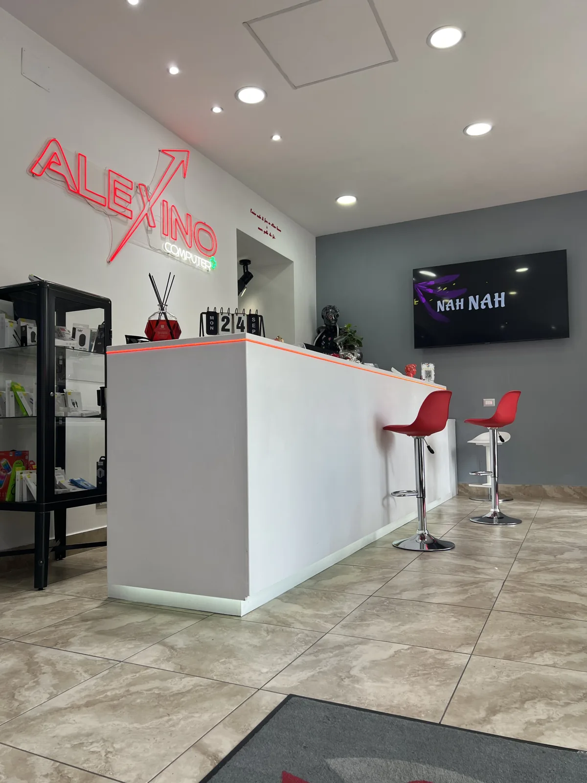 Banco di accoglienza e interno del negozio Alexino a Ciampino