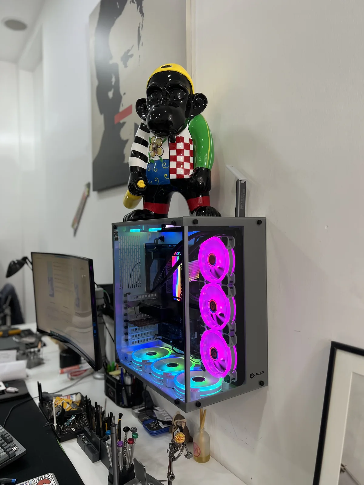 PC desktop con pannello trasparente e illuminazione RGB esposto da Alexino